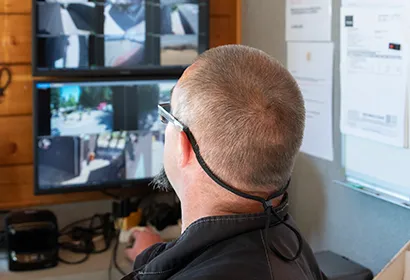 Gardien au poste de surveillance